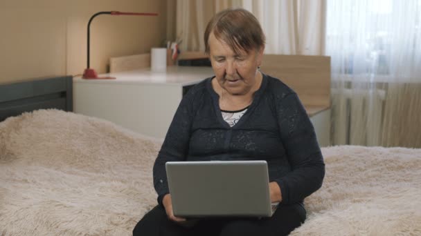 Oude Vrouw Oma Praat Videogesprekken Videochaton Met Familie Thuis Geïsoleerd — Stockvideo