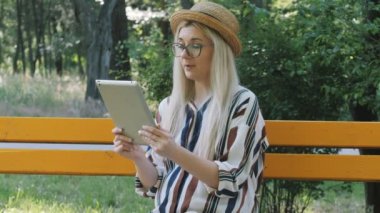 Video çağrısı, tabletle görüntülü konuşma, sohbet, uzaktan iletişim.