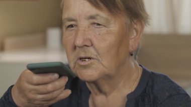 Ses mesajı kaydediliyor. Son sınıf öğrencisi. Evde cep telefonuyla konuşuyor..