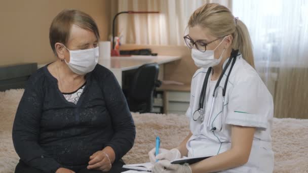 Huisarts Onderzoekt Bejaarde Vrouw Thuis Medisch Consult Bezoek Aan Verpleeghuis — Stockvideo