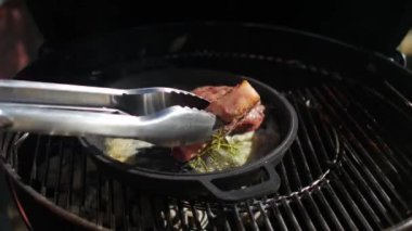 Izgara biftek. Şef biftek ızgara yapar. Barbekü partisi. Biftek için et. Açık hava yemekleri..
