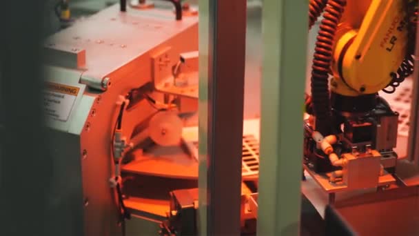 Geautomatiseerde machine. Industriële fabriek. Robotuitrusting. — Stockvideo