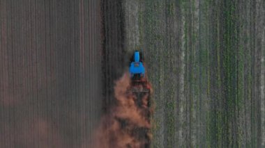 Tarladaki hasatçı. Havadan görüşlü çiftçi birleşiyor. Yiyecek endüstrisi. Tarım işi.