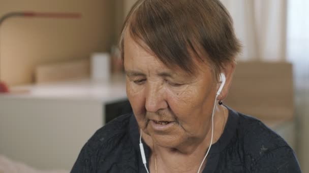 Avó Uma Velhota Com Auscultadores Ouvindo Fones Ouvido Música Fone — Vídeo de Stock