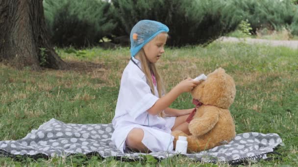 Kislány Lázmérővel Kórházi Orvosnál Nővérnél Játszani — Stock videók