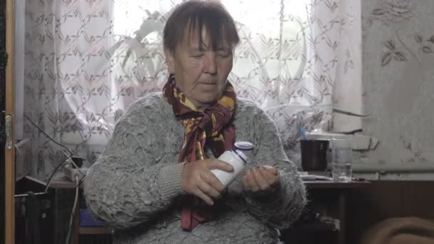 Вітаміни Стара Бабуся Приймає Ліки Таблетки Вдома Літні Люди Охорона — стокове відео