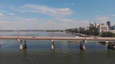 Otoyol Köprüsü. Hareket halindeki arabalarla otoban manzaralı bir hava aracı. Trafik Kenti.