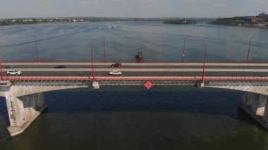 Otoyol Köprüsü. Trafik şehri. Hareket halindeki arabalarla otoban manzarası.