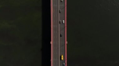 Trafik şehri. Otoyol Köprüsü 'nün havadan görüntüsü. Hareket halindeki arabalarla otoyol.