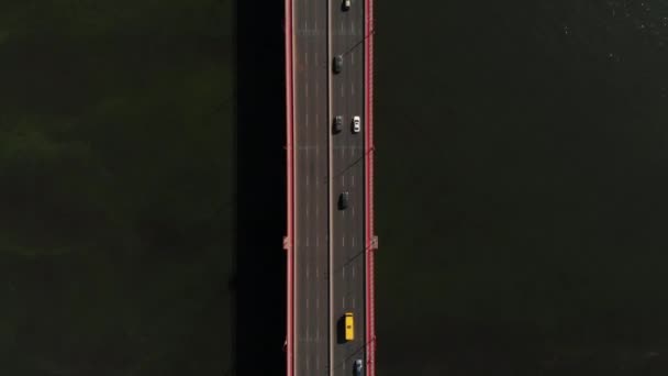 Ville de la circulation routière. Vue aérienne du pont routier de l'autoroute. Autoroute avec voitures en mouvement.