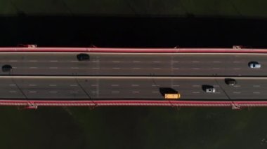 Trafik şehri. Otoyol Köprüsü. Hareket halindeki arabalarla otoyol. Hava görünümü.