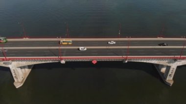 Hareket halindeki arabalarla otoban manzarası. Trafik şehri. Otoyol Köprüsü.