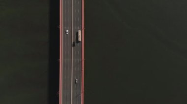 Trafik şehri. Otoyol Köprüsü 'nün havadan görüntüsü.