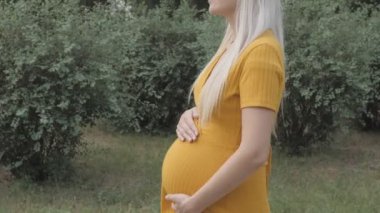 Doğum günün kutlu olsun. Hamilelik, annelik ve beklenti. Kadın çocuğuna bakarken....