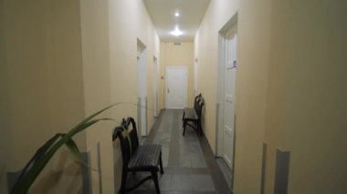 Dolaplı boş hastane koridoru, büyük bir binanın kliniği. Klinikteki koridor..