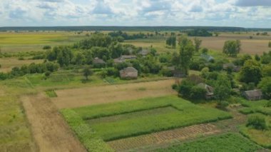 Ukrayna Köyü, tarım arazileri, yeşil tarlalar ve çayırlar. Kırsal alan.