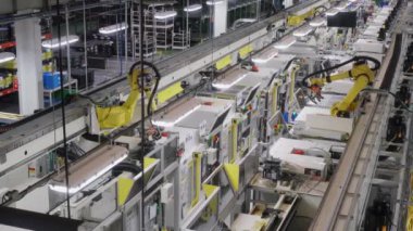 Otomatik makine. Robot ekipmanları. İçerideki sanayi fabrikaları ve makineler.