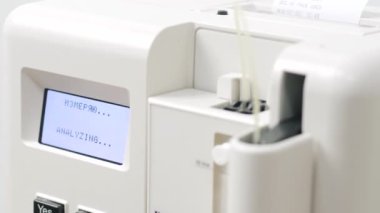 Kan testi makinesi. Hastane laboratuvarında kan tahlili. Ekranı olan robot makine. Biyokimyasal çözümleyici.