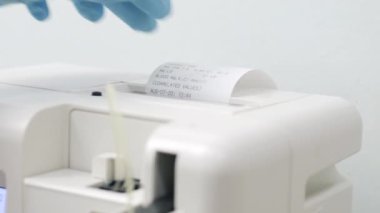 Kan testi makinesi. Hastane laboratuvarında kan tahlili. Ekranı olan robot makine.