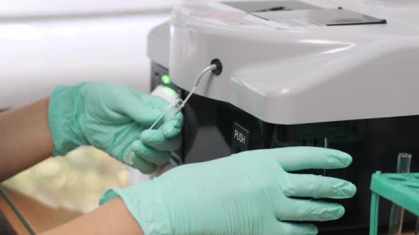 Machine d'essai au laboratoire de l'hôpital. Analyseur biochimique. Machine robotique avec affichage. — Video