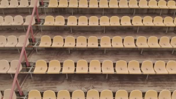 경기장의 비어 있는 좌석. 구경꾼이 없는 축구 경기장. — 비디오