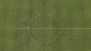 Futbol sahası. Boş futbol stadyumu. İzleyicisiz stadyum.