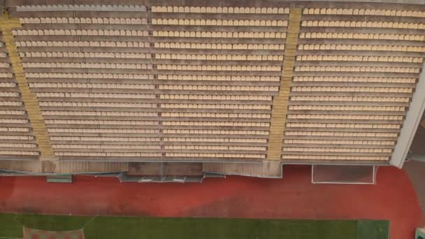 Порожній спортивний стадіон. Футбольний стадіон без глядачів . — стокове відео