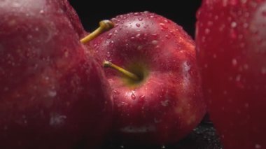 Elmalar. Sepette taze kırmızı elmalar. Olgun meyve. Vejetaryenlik.