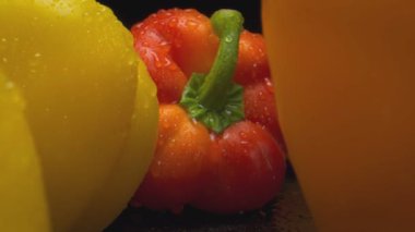 Tatlı biber. Taze sebzeler, vejetaryenlik. Taze dolma biber..