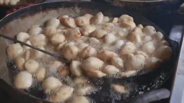 Sokak yemeği. Kachoris pişiriyorum. Kachori baharatlı bir atıştırmalık. Yağda kızarma. Atıştırmalık.