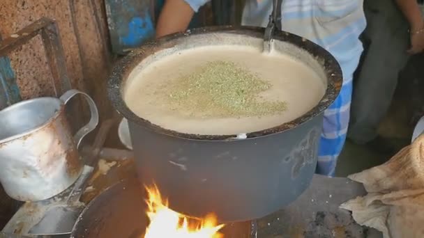 Street food. India. Tea with milk. Milk drink. Unsanitary conditions. — Stock Video