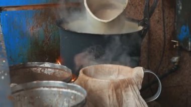 Sütlü çay. Süt içeceği. Sokak yemeği. Hindistan. Sağlıksız koşullar.