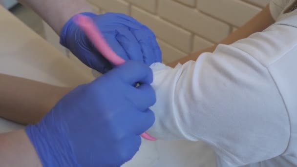 Campionamento di sangue per il test dalla vena. Test del virus Corona. Il medico in guanti mette il laccio emostatico sul braccio. Clinica moderna. — Video Stock