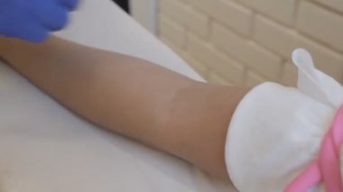 Damardan kan örneği alınıyor. Corona virüs testi. Tahlil için venöz kan alıyorum..