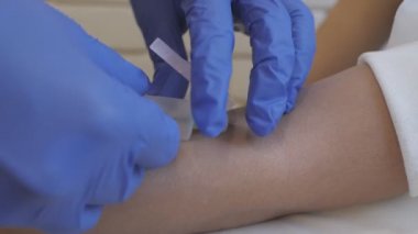 Damardan kan örneği alınıyor. Kan bağışı transfüzyonları. Corona virüs testi.