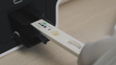 Biyokimyasal analiz cihazı. Hastane laboratuvarında test makinesi..