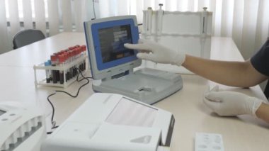 Test makinesi. Ekranlı makine. Hastane laboratuvarı..