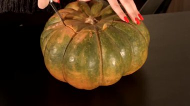 Balkabağım. Cadılar Bayramı partisi hazırlığı. Balkabağı turtası. Cadılar Bayramı 'nda oyulmuş balkabağı. Korkunç Jack-o-Lantern yüzü. Sonbahar hasadı..