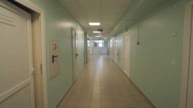Boş koridor hastanesi, kabine kliniği olan koridor, büyük bir bina. Karantina.
