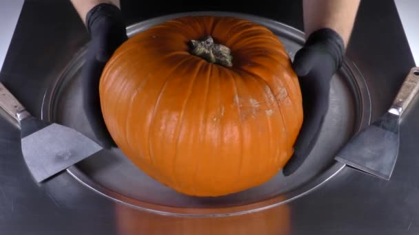 Kürnach. Der Koch bereitet einen Kürbis zu. Kürbis geschnitzt. Halloween-Party. Herbsternte. — Stockvideo