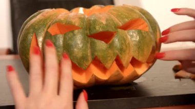 Korkunç Jack-o-Lantern suratı. Cadılar Bayramı partisi hazırlığı.