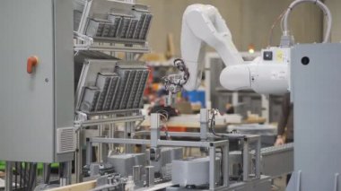 Endüstriyel fabrikada otomatik makine. Gelişmiş robotlar parçaları otomatik montaj hattına yerleştiriyor.