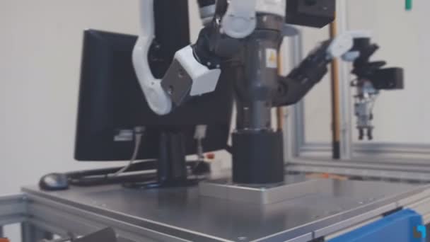 Automatisierte Maschine. Roboter in der industriellen Fabrik. — Stockvideo