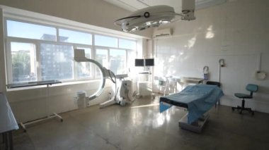 Modern tıbbi ekipmanlarla dolu boş bir ameliyathane. Cerrahi bir odada tıbbi ekipman..