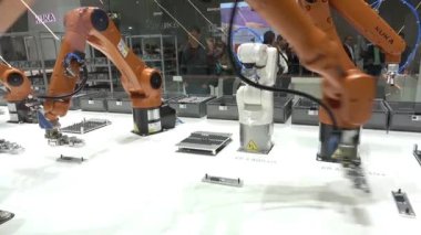 Otomasyon çözümleri Kuka robot silah ile geleceğin Messe Hannover, Almanya'nın Fuar stand