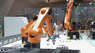 Otomasyon çözümleri Kuka robot silah ile geleceğin Messe Hannover, Almanya'nın Fuar stand