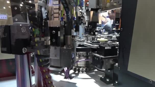Schunk assemblagelijn elektronica op Messe beurs in Hannover, Duitsland — Stockvideo