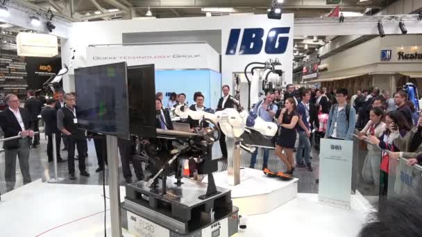 IBG prezentacji robota i współpracy między ludźmi na Messe fair w Hannover, Niemcy — Wideo stockowe