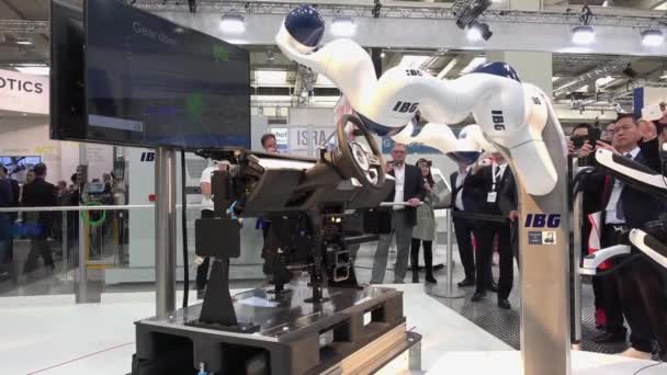 Hannover Duitsland April 2018 Ibg Robot Menselijke Samenwerking Presenteren Messe — Stockvideo