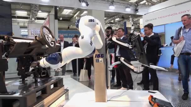 IBG prezentacji robota i współpracy między ludźmi na Messe fair w Hannover, Niemcy — Wideo stockowe
